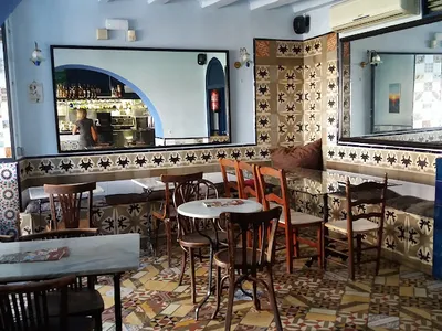 Bar Restaurant La Terra - Bar in Girona