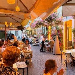 Il Vicolo Nel Corso - Italian