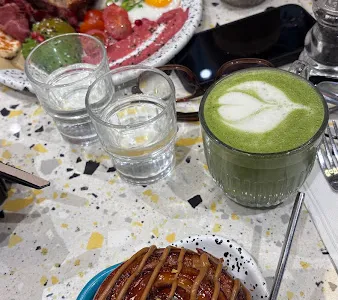 Santa Lyna - Café & Brunch in Paris